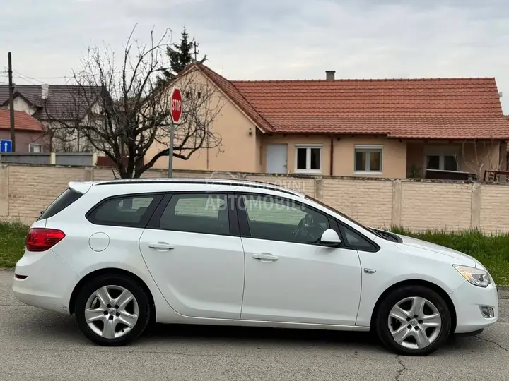 Opel Astra J 2011 photo 5