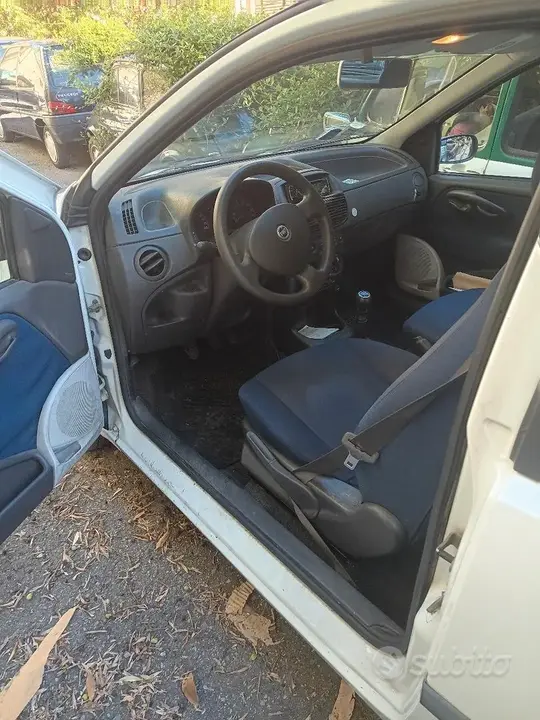 Fiat Punto 2004 photo 2