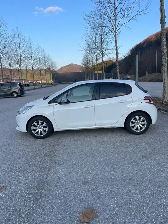 Peugeot 208 2015 photo 3