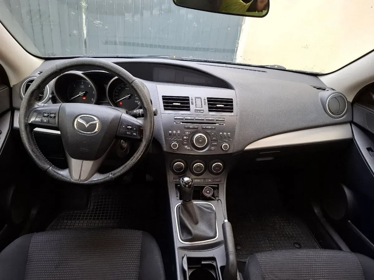 Mazda Mazda3 2012 photo 3
