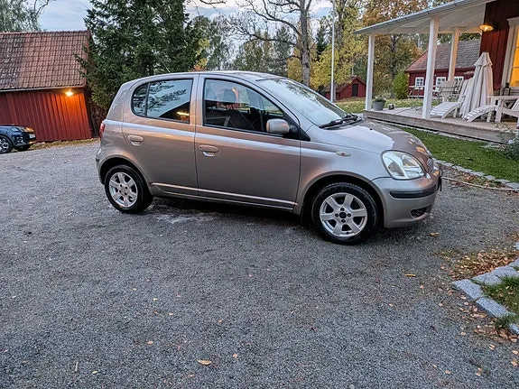 Toyota Yaris 2004 photo 2
