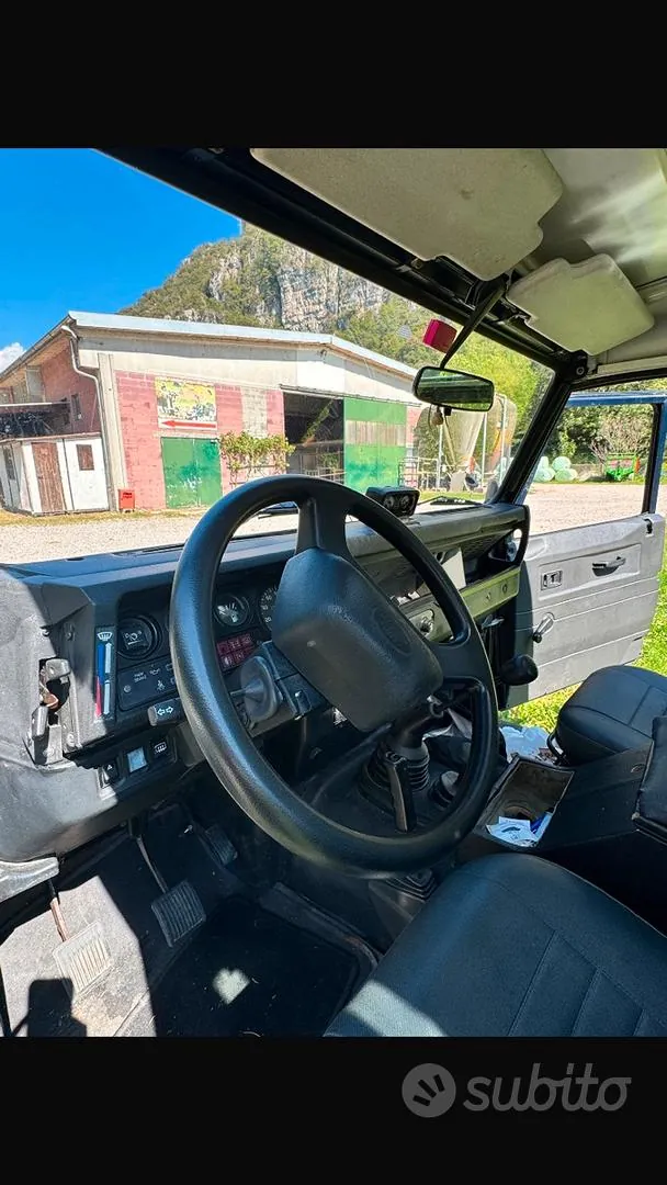 Land Rover Defender 2009 photo 4
