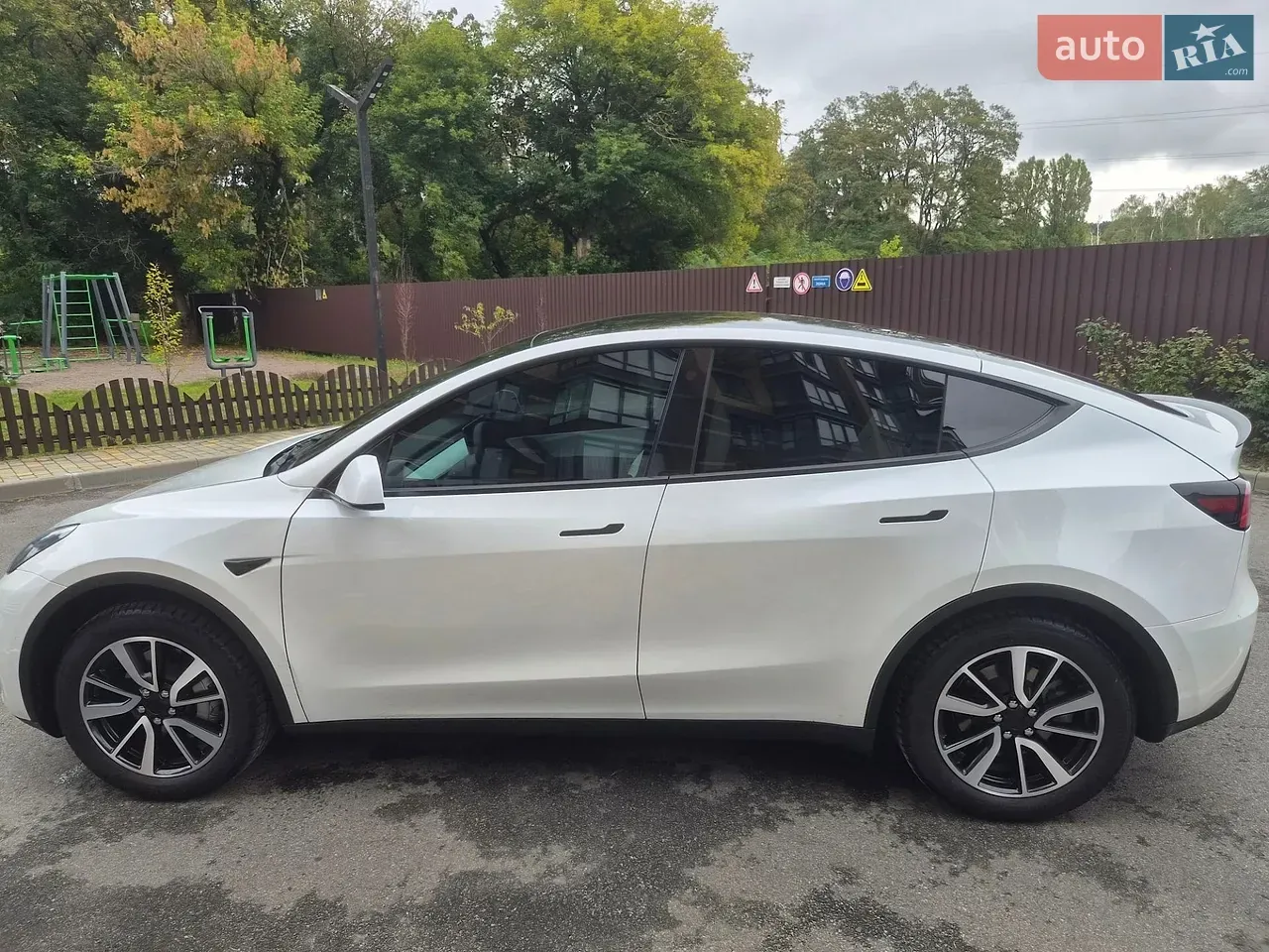 Tesla Model Y 2021 photo 2