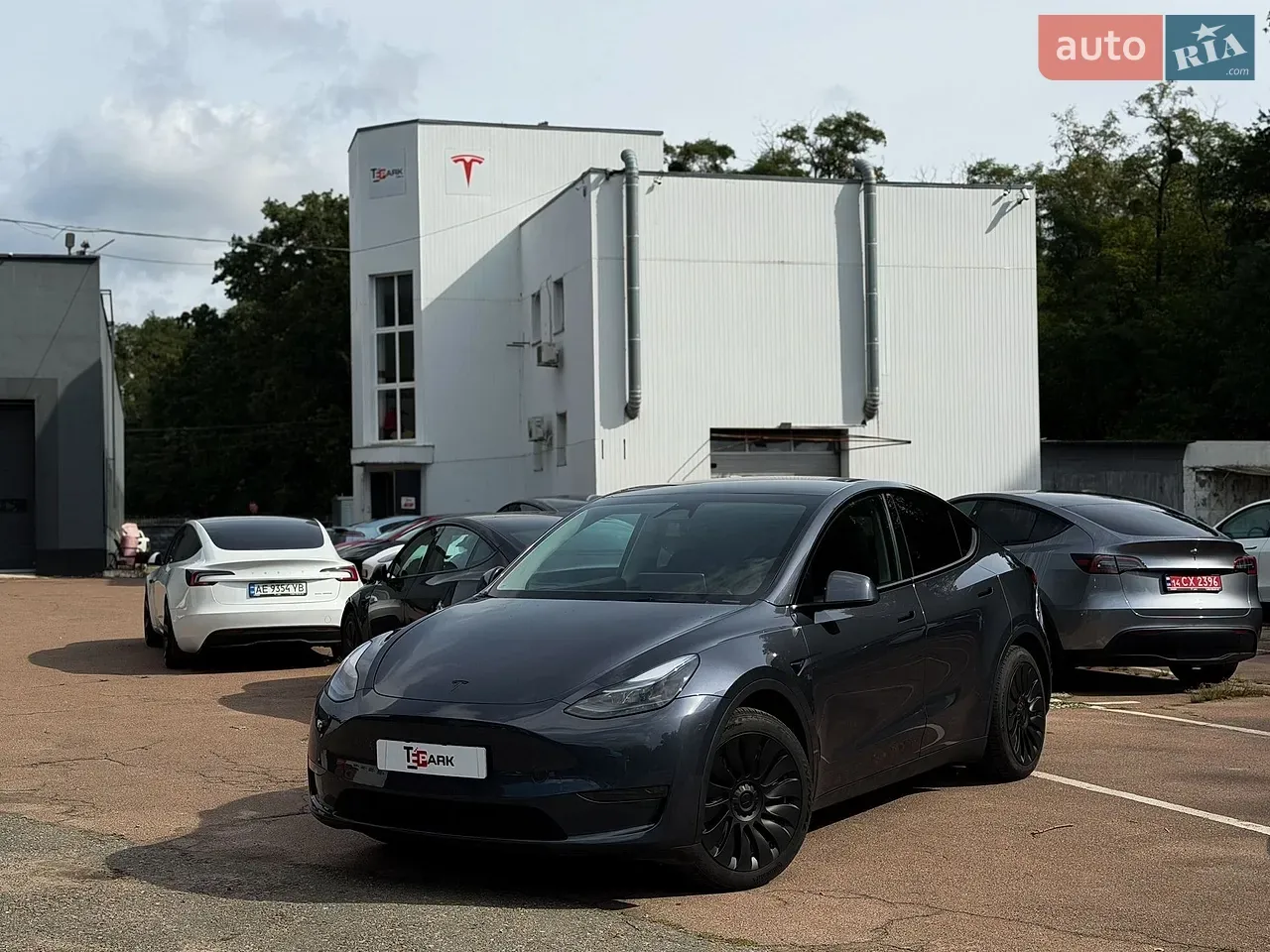 Tesla Model Y 2023 photo 2