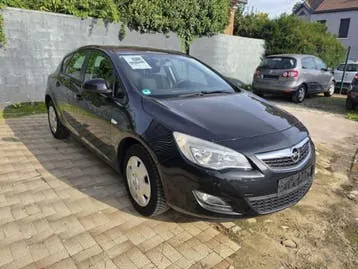 Opel Astra 2011 photo 2