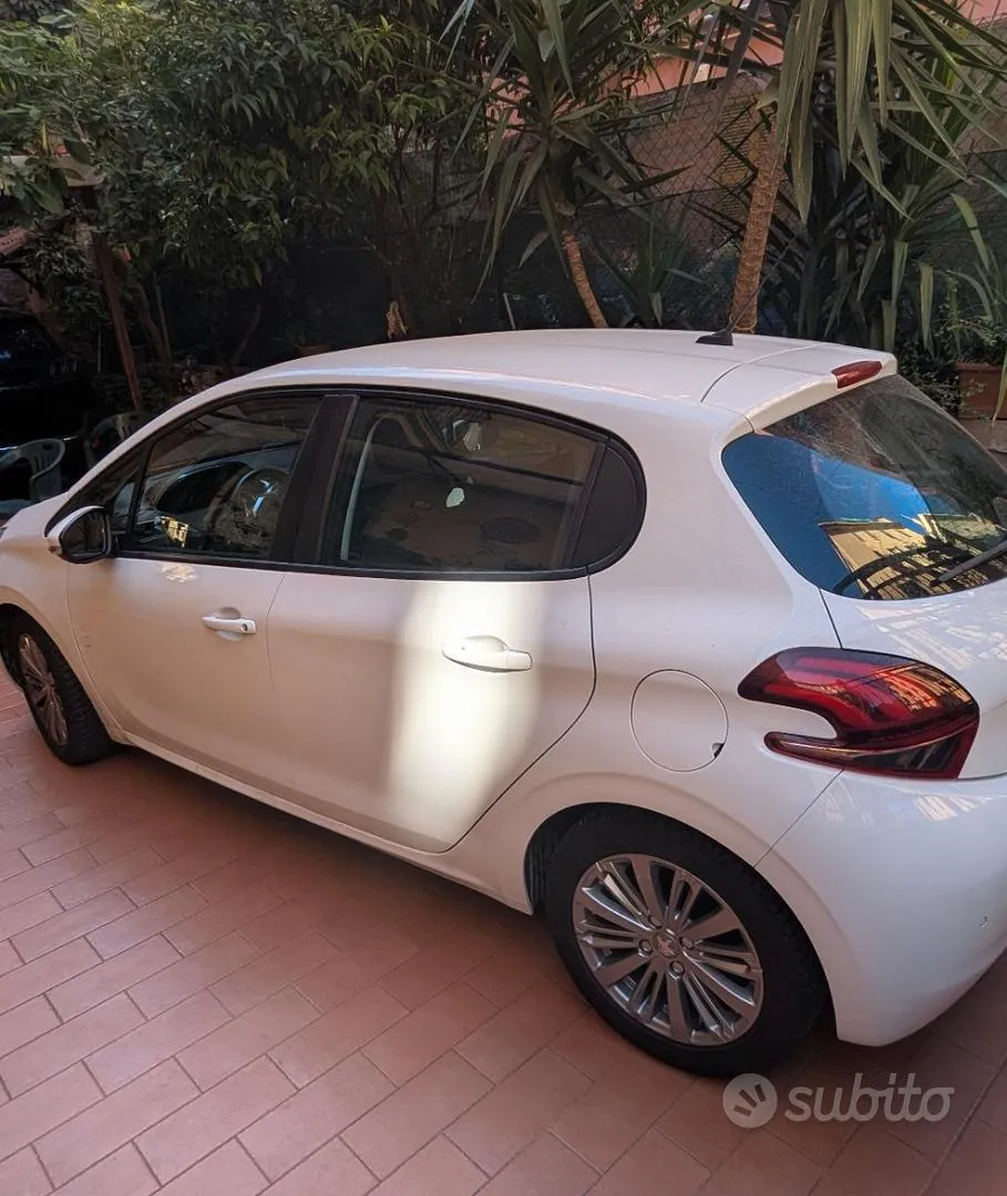 Peugeot 208 2019 photo 3