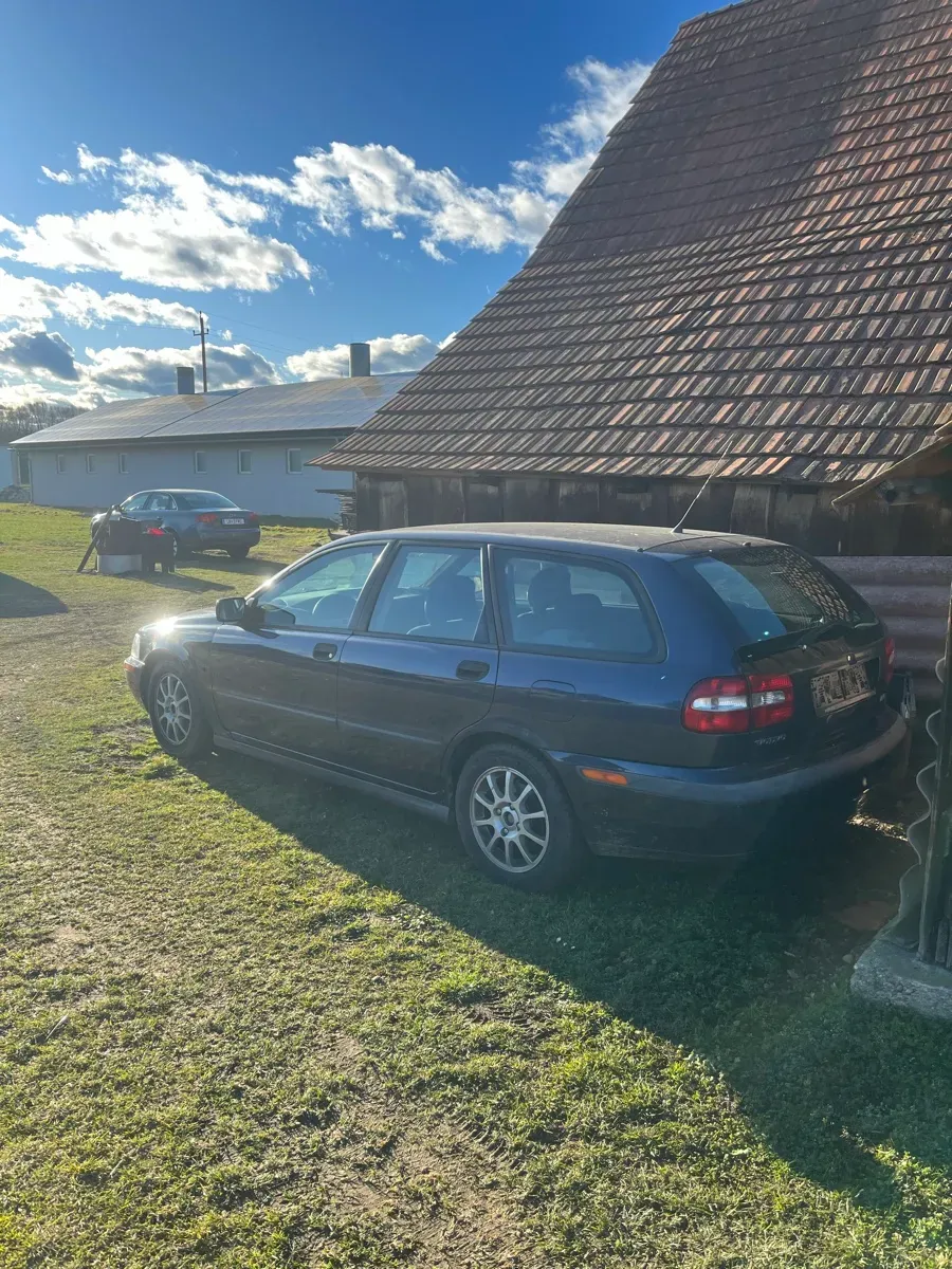 Volvo V40 2000 photo 2