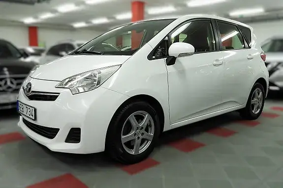 Toyota Verso-S 2012 photo 2