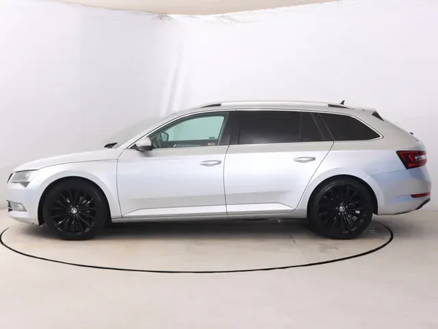 Skoda Superb Combi 2017 photo 2