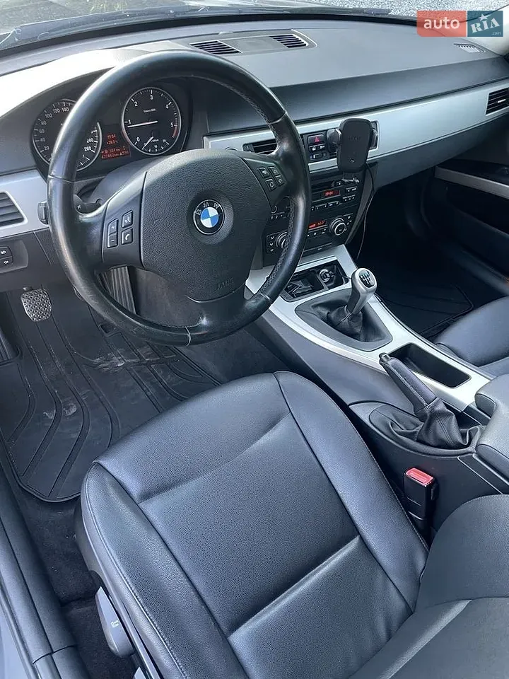 BMW 3 Series 2011 photo 3