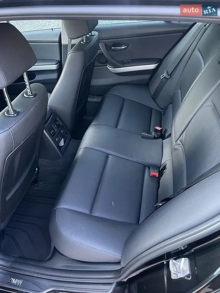BMW 3 Series 2011 photo 4