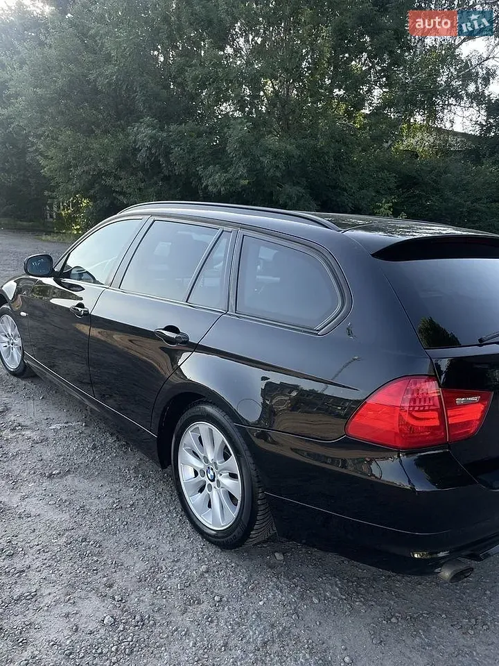 BMW 3 Series 2011 photo 2