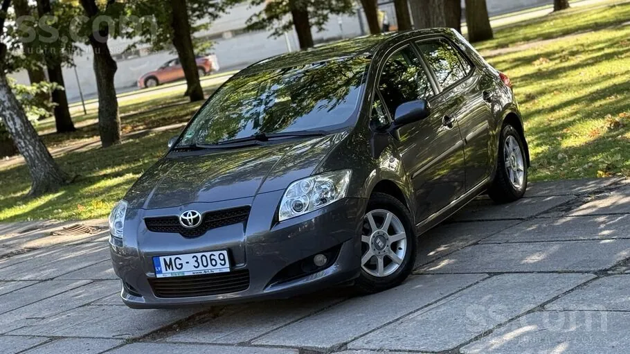 Toyota Auris 2010 photo 2