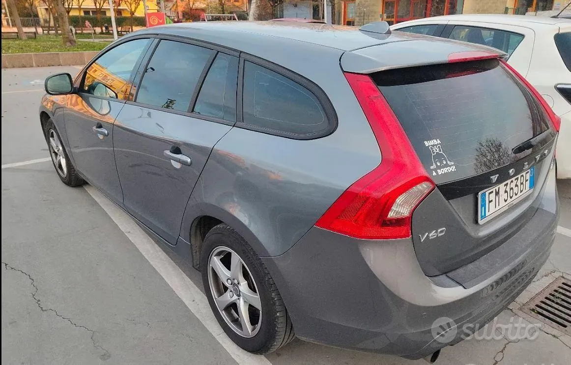 Volvo V60 2017 photo 2