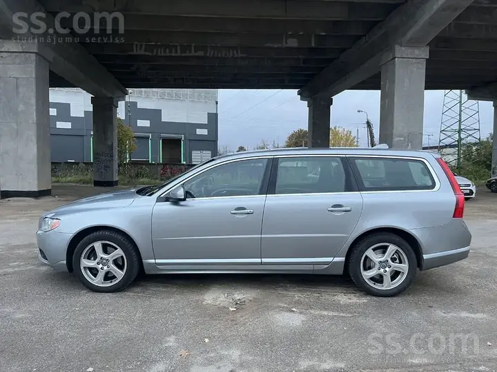 Volvo V70 2012 photo 2