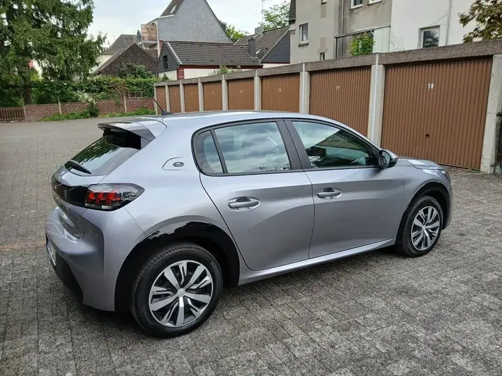 Peugeot E-208