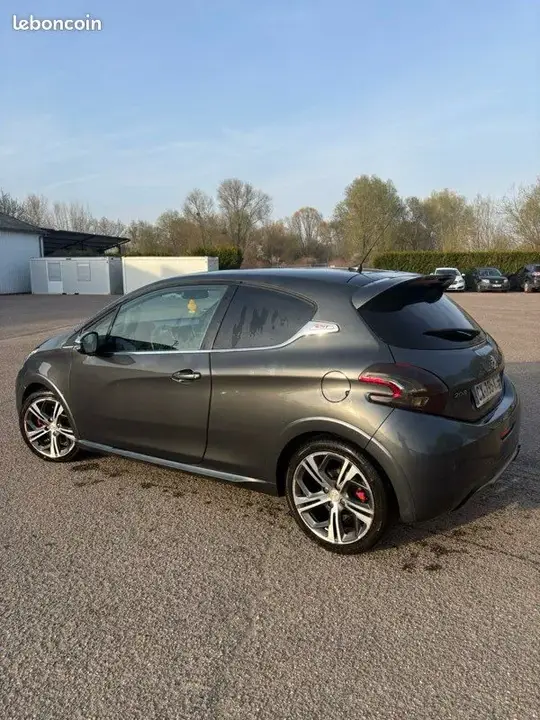 Peugeot 208 2013 photo 2