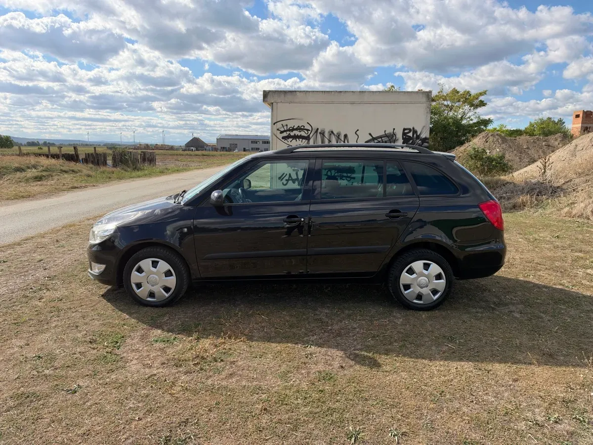 Skoda Fabia 2010 photo 3