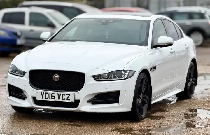 Jaguar Xe 2016 photo 3