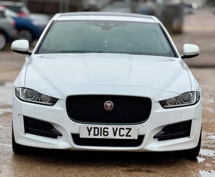 Jaguar Xe 2016 photo 2