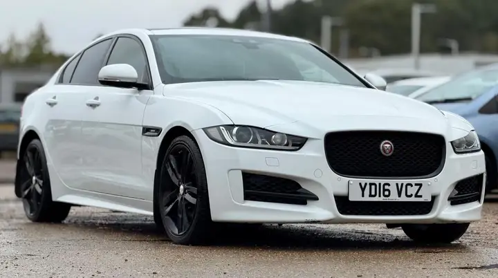 Jaguar Xe 2016 photo 5