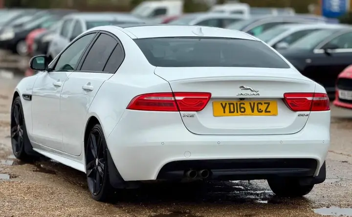 Jaguar Xe 2016 photo 4