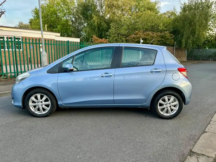 Toyota Yaris 2012 photo 4