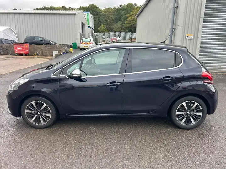 Peugeot 208 2016 photo 2