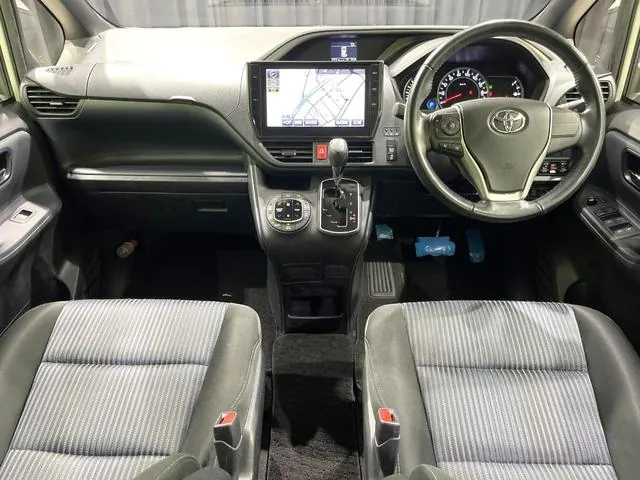 Toyota Voxy 2016 photo 2