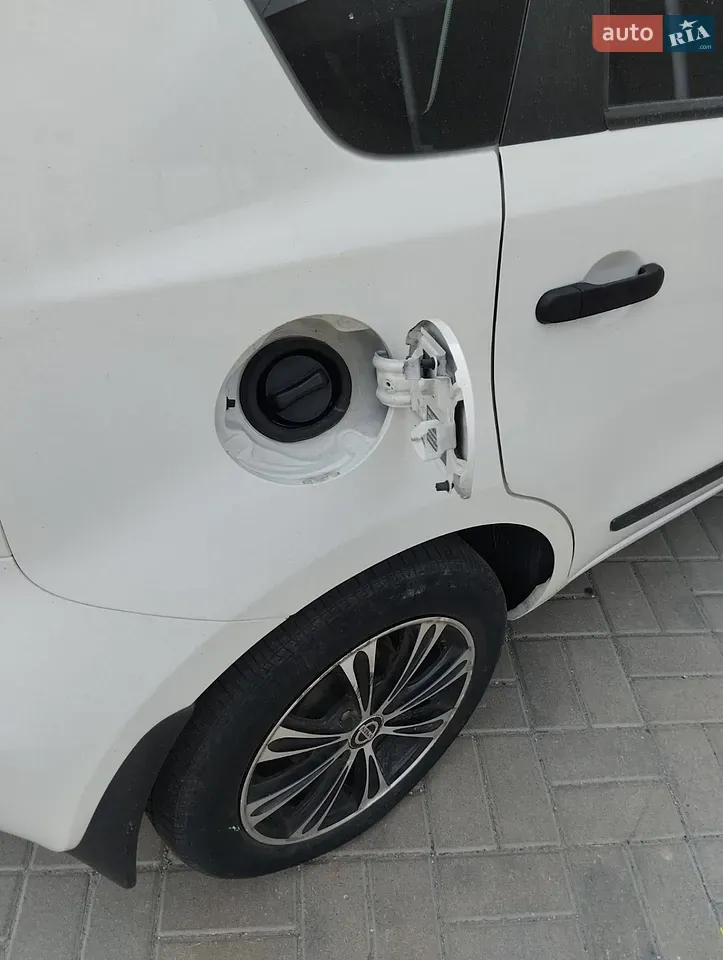 Nissan Note 2013 photo 2