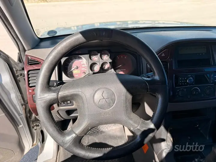 Mitsubishi Pajero 2001 photo 3