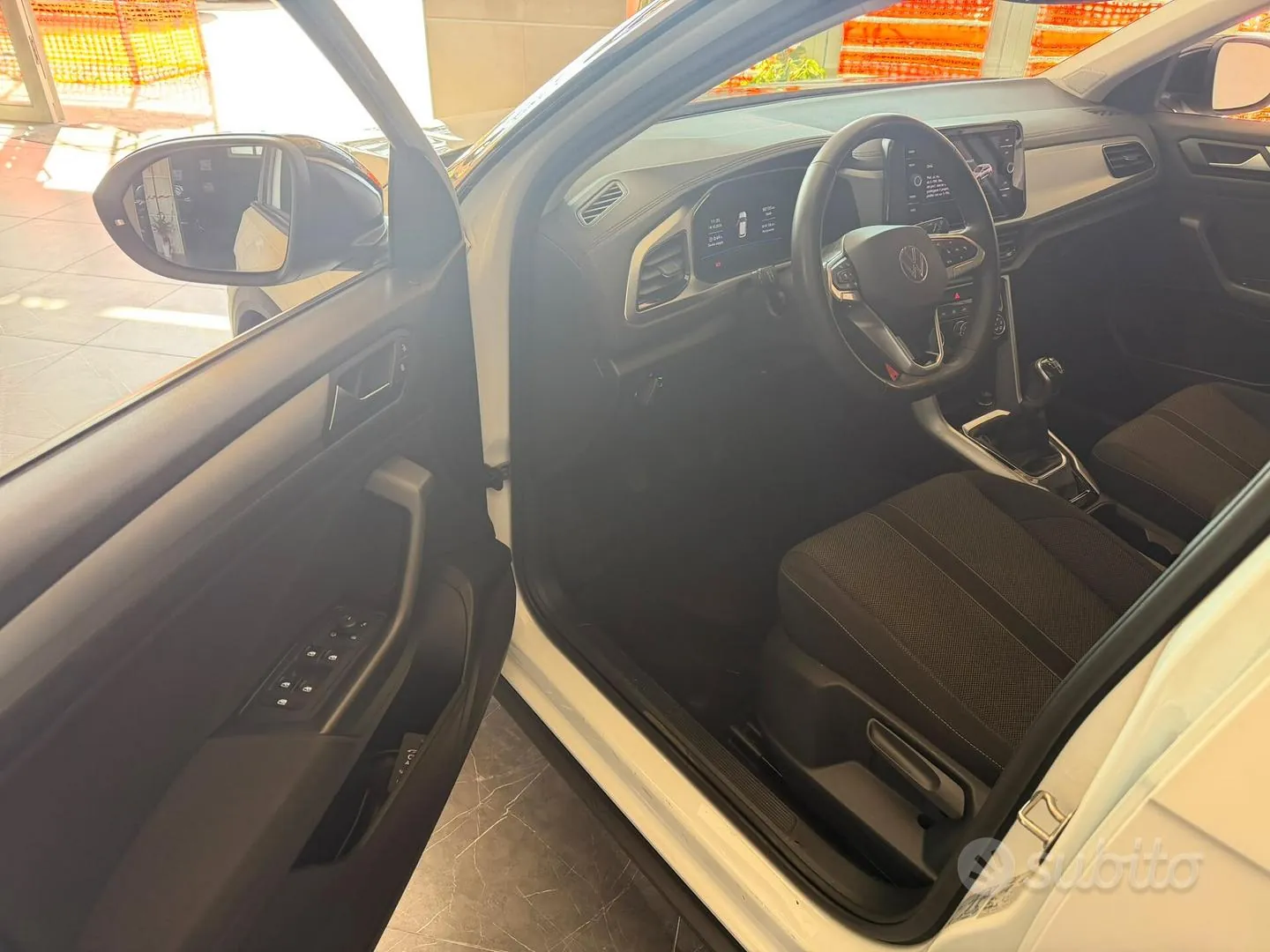 Volkswagen T-Roc 2023 photo 3