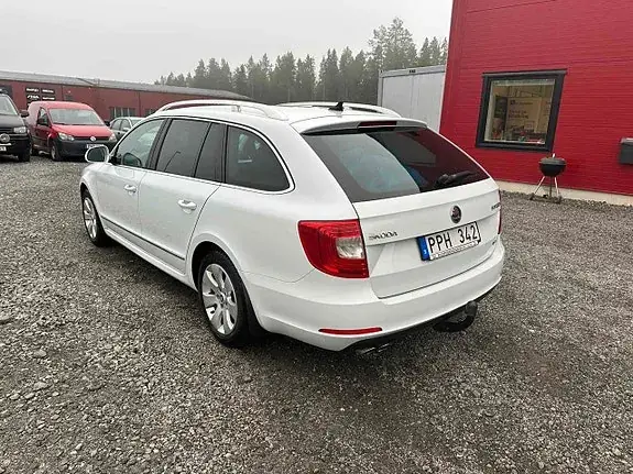 Skoda Superb 2014 photo 4