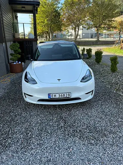 Tesla Model Y 2024 photo 2