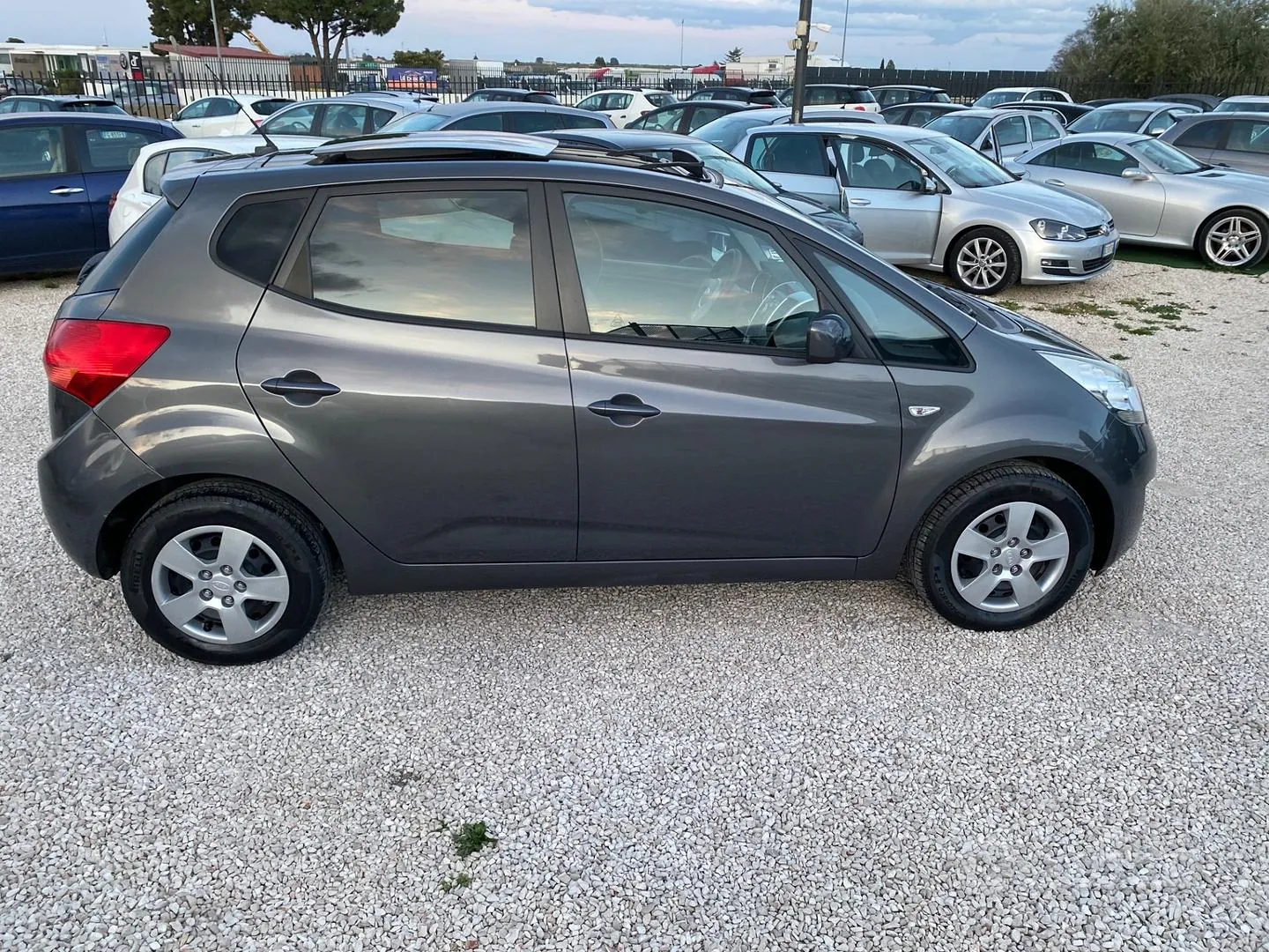 Kia Venga 2011 photo 2