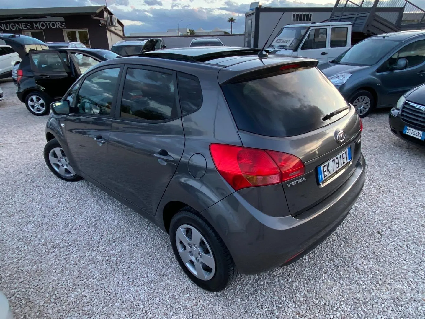 Kia Venga 2011 photo 5