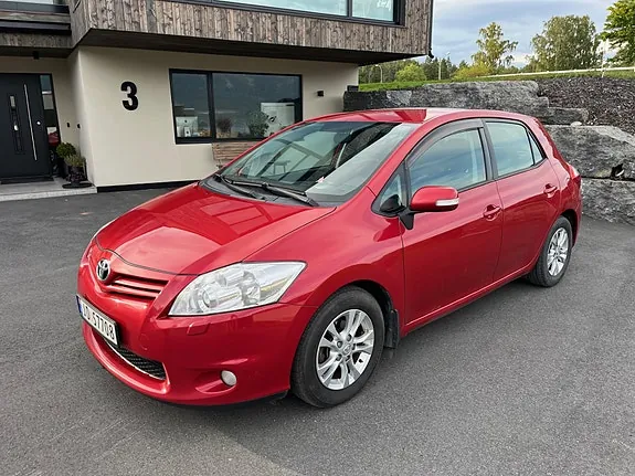 Toyota Auris 2010 photo 2