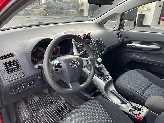 Toyota Auris 2010 photo 5
