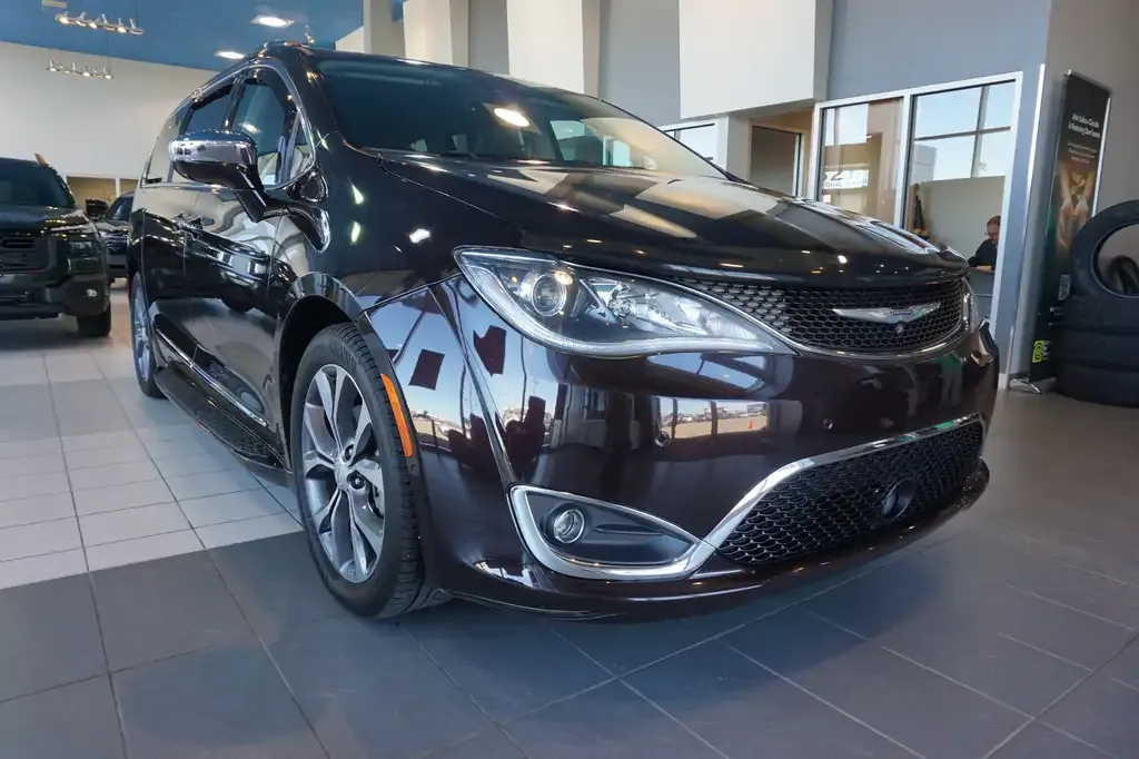 Chrysler Pacifica 2017 photo 2
