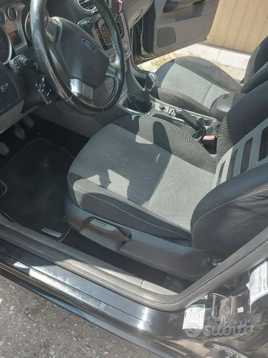 Ford Focus 2010 photo 3