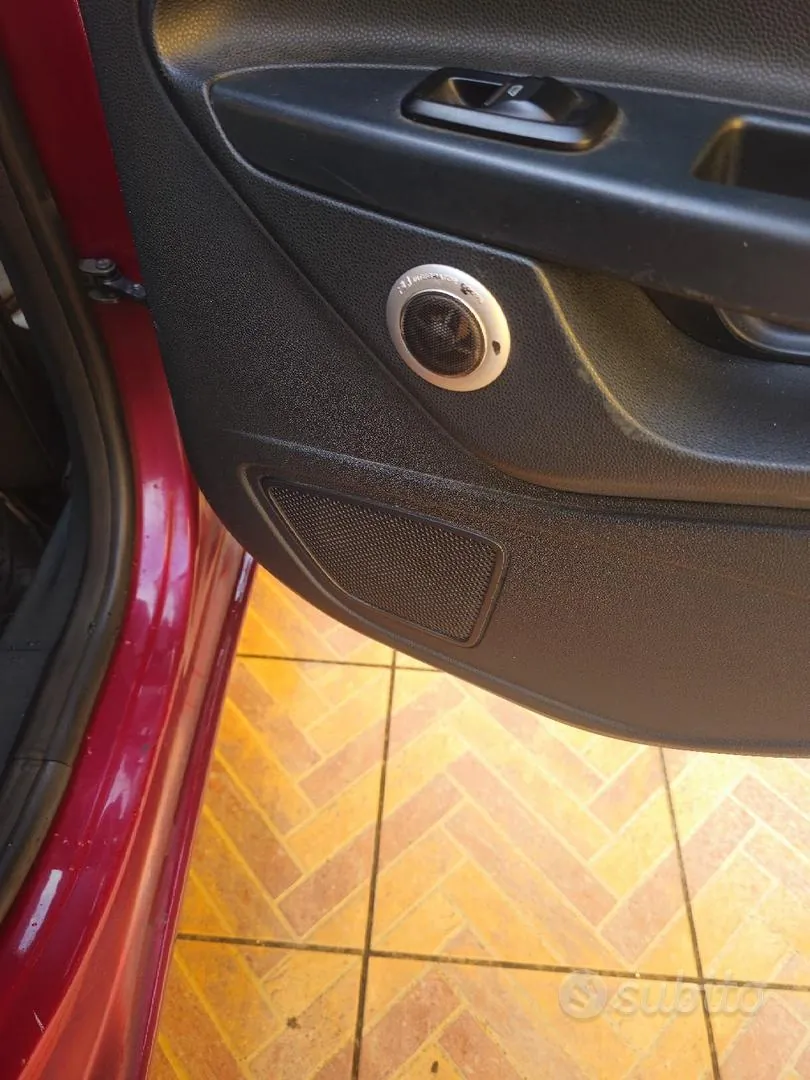 Ford Fiesta 2012 photo 2