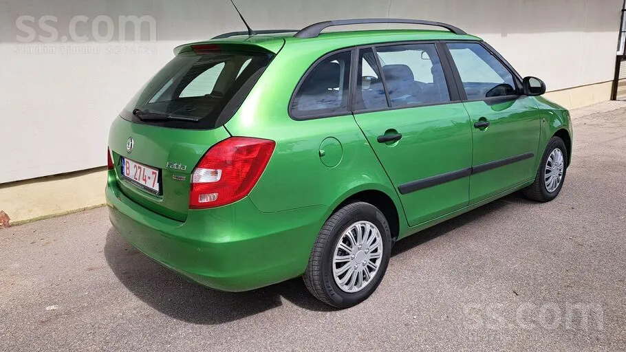 Skoda Fabia 2011 photo 2