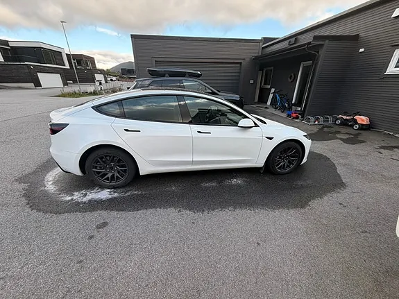 Tesla Model 3 2024 photo 2