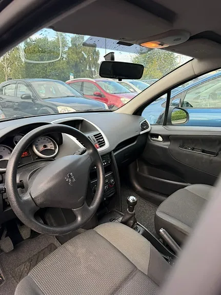 Peugeot 207 2010 photo 2
