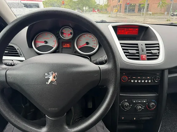 Peugeot 207 2010 photo 5
