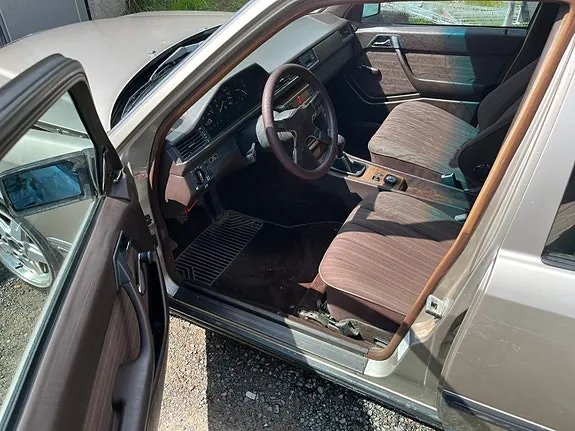 Mercedes-Benz 200 1988 photo 2