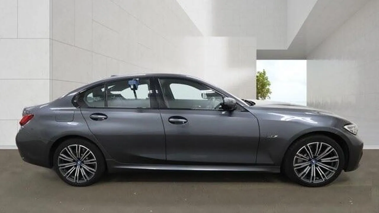 BMW 3 Series 2021 photo 3