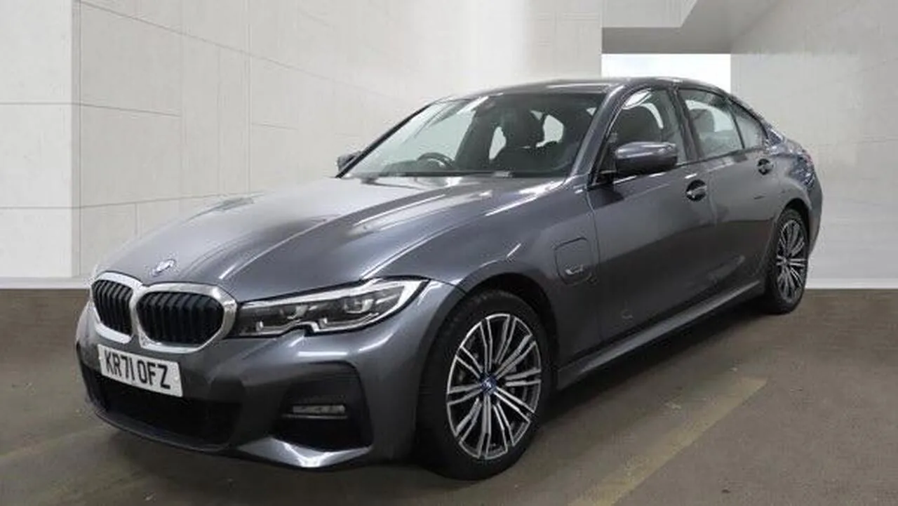 BMW 3 Series 2021 photo 2