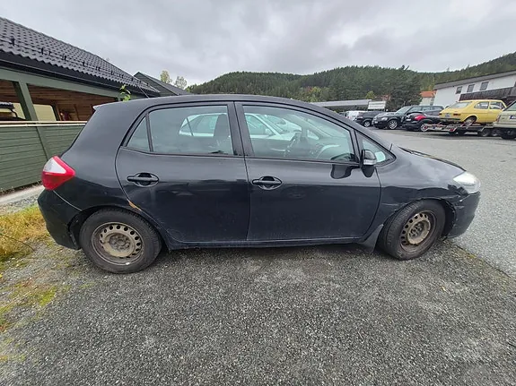 Toyota Auris 2010 photo 2
