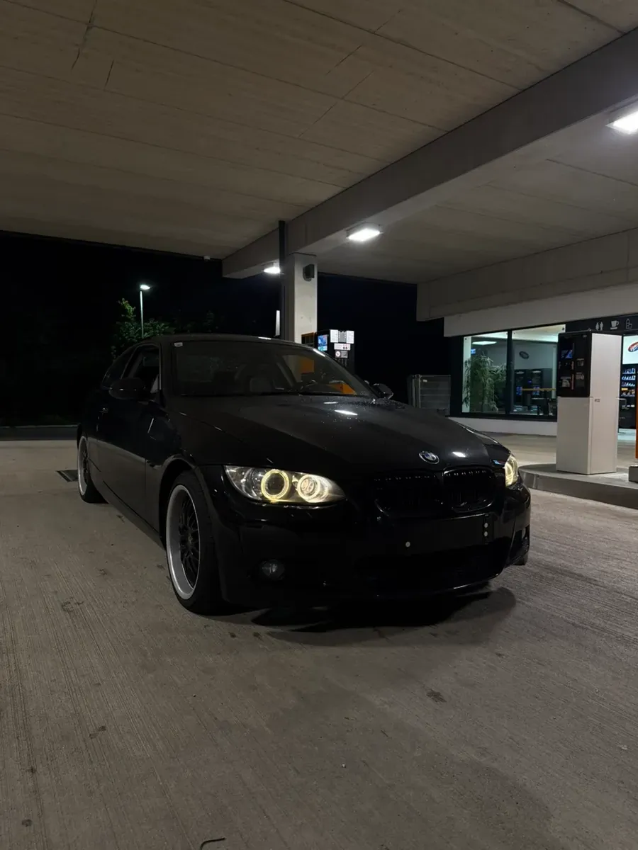 BMW 3 Series 2009 photo 2